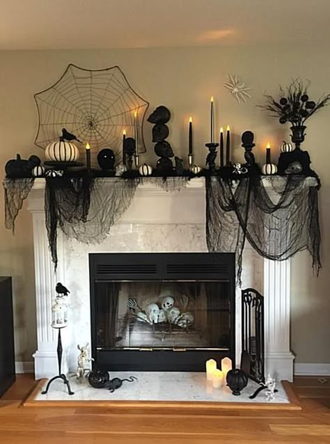 Halloween Mantel Decorating Ideas, Diy Halloween Dekoration, Halloween Mantel Decor, Halloween Decorations Apartment, Diy Halloween Party, Mantel Decorating Ideas, Halloween Mantle Decor, Halloween Fireplace, Dekorasi Halloween