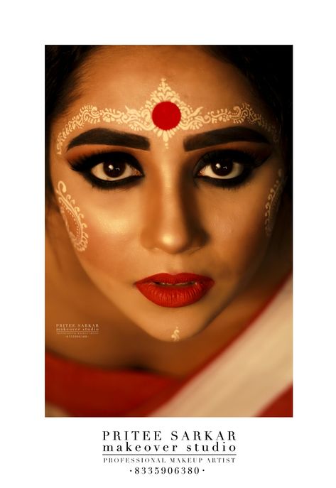 Bengali Bridal Kalka Design, Bengali Hairstyle, Gopi Dots, Anushka Pics, Alta Design, Makeover Studio, Makeup Smokey, Bridal Art, Bengali Bridal Makeup