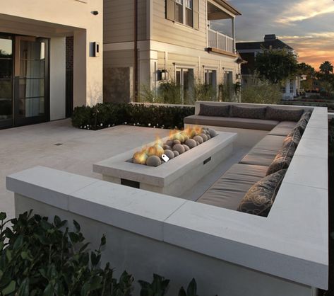 Outdoor Fire Pit Seating, Outdoor Fireplace Designs, Rooftop Terrace Design, Modern Backyard Landscaping, Outdoor Patio Designs, Backyard Fireplace, Backyard Seating, Fire Pit Seating, Patio Garden Design