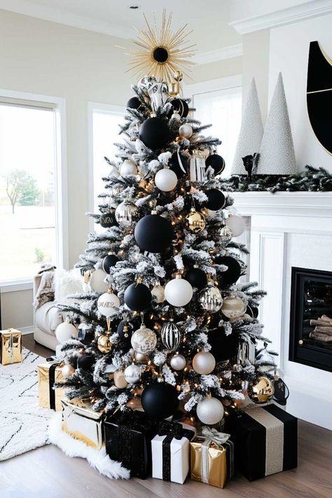 black_and_white_glam_christmas_tree (22) Black Accent Christmas Tree, Black And Silver Christmas Tree Ideas, Luxury Christmas Decor Interior Design, Christmas Tree Ideas Black And White, White Glam Christmas Tree, Black Xmas Tree Decorating Ideas, Black And White Xmas Tree, Black And White Christmas Tree Ideas, Black Xmas Tree