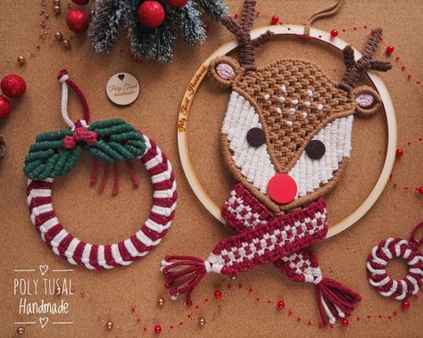 Macrame Reindeer is laying On a cork deska next to the Macrame Christmas Wreath. Macrame Wreath Tutorial, Macrame Reindeer, Unique Macrame, Christmas Decorations Wreaths, Handmade Sellers, Xmas Wreaths, Wreath Decoration, Wreath Tutorial, Reindeer Christmas