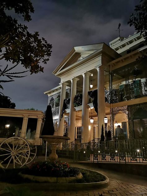 Haunted Mansion Aesthetic, Mansion Outfit, Mexican Mansion, Haunted Mansion House, Trip Manifestation, Disney Scenes, Phantom Manor, Mansion Aesthetic, Haunted Mansion Halloween