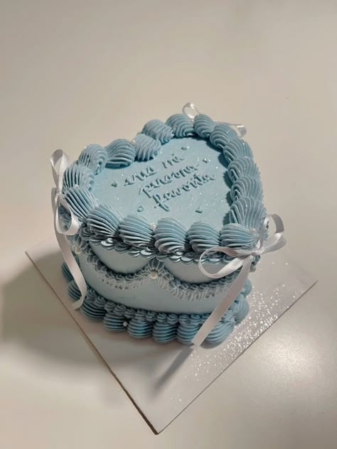 Simple Cake Inspiration, Aesthetic Cake Vintage, Vintage Birthday Cakes Blue, 16 Cakes Birthday Sweet Sixteen, White And Blue Vintage Cake, Blue Aesthetic Birthday Decor, Light Blue Cake Ideas, Light Blue Cake Design, Baby Blue Heart Cake