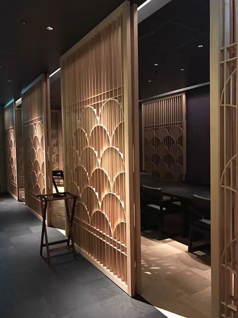 بارتشن Decoration With Lights, Japanese Restaurant Interior, Japanese Restaurant Design, Japan Interior, Indochine Style, Lake House Interior, Chinese Interior, Design Café, Modern Restaurant