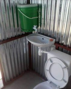 Design Casa Piccola, Outdoor Bathroom Design, Outdoor Toilet, Outdoor Bathroom, Composting Toilet, Outdoor Bathrooms, Kraf Diy, Tiny House Cabin, Off Grid Living