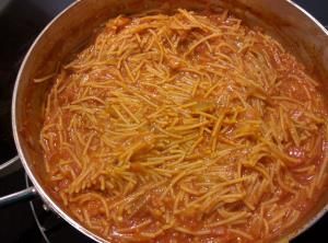 Fideo, often called "Mexican Spaghetti," is true Southwest comfort food. My recipe was handed down to me by my mom, who often had it on hand as a perfect side dish for any meal. It's fast, delicious, and economical! You can add ground beef and cheese to turn this into a great one-skillet meal. Mexican Fideo, Spaghetti Torte, Fideo Recipe, Mexican Spaghetti, Quick Meals To Make, Taco Spaghetti, Healthy Sweet Snacks, Mexican Casserole, One Skillet Meals