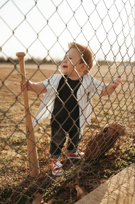 Rookie Of The Year Pictures, Toddler Baseball Photoshoot, One Year Baseball Photoshoot, 1st Birthday Baseball Photoshoot, Baseball One Year Old Photoshoot, Rookie Year Birthday Cake, Baby Baseball Photoshoot, Rookie Year Photoshoot, Baseball Cake Smash