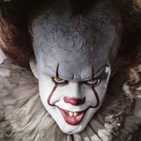 Haunted Circus, 2017 Wallpaper, Horror Movies Funny, Pennywise The Clown, Pennywise The Dancing Clown, Amazing Halloween Makeup, New Line Cinema, Bill Skarsgard, Halloween Fashion