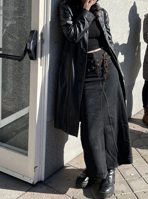 Subtle Masc Outfits, Outfits Long Black Skirt, Clean Goth Outfits, Long Skirt Boots, Minimalist Goth Fashion, Look 80s, Casual Goth, Long Jean Skirt, Velvet Gown