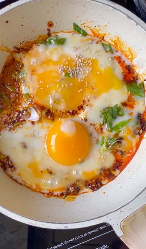 Chilli Oil Fried Eggs - The Foodie Diaries Egg Chilli Recipe, Asian Egg Recipe, Chilli Crisp, Fried Egg Breakfast, Fried Egg Recipes, Homemade Chilli, Spicy Eggs, Chilli Oil, Whole Food Diet