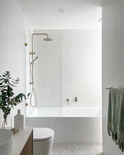 Herringbone subways are such a modern classic. Our Newport matte tiles in 75x300 are the perfect tile to make the pattern. I also love them with the matching colour grout, it doesn’t make the tiles stand out too much. Sooo beautiful ❤️ Freestanding Tub With Shower Head, Tiny Bathroom With Bath, Modern Shower Over Bath, Shower Over Bath Ideas Modern, Bath Shower Combo Ideas Small Bathroom, Bath Next To Shower Layout, Bathroom With Bathtub Ideas, Tile Tub Shower Combo, Bathroom Interior White