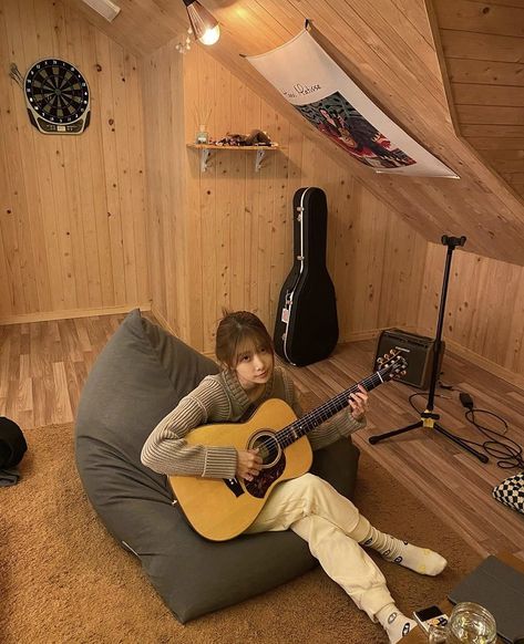 eunice • dia Guitar Fingers, Guitar Photos, Guitar Obsession, Dream Music, Guitar Girl, Female Guitarist, Young Life, Stylish Photo Pose, Artist Aesthetic