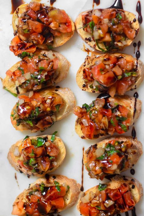 The Best Bruschetta Recipe - The Gay Globetrotter Crostini With Tomatoes, Brushetta Appetizers, Best Bruschetta Recipe, Bruchetta Appetizers, Best Bruschetta, Bruschetta Recept, Bruschetta Recipes, Easy Bruschetta Recipe, Homemade Bruschetta