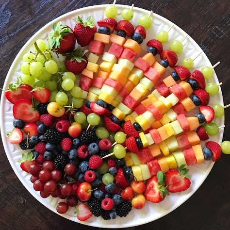 Rainbow Fruit Kabobs, Fruit Kabobs Kids, Fruit Kebabs, Fruit Platter Designs, Gluten Free Kids, Fruit Skewers, Fruit Kabobs, Rainbow Fruit, Charcuterie Recipes