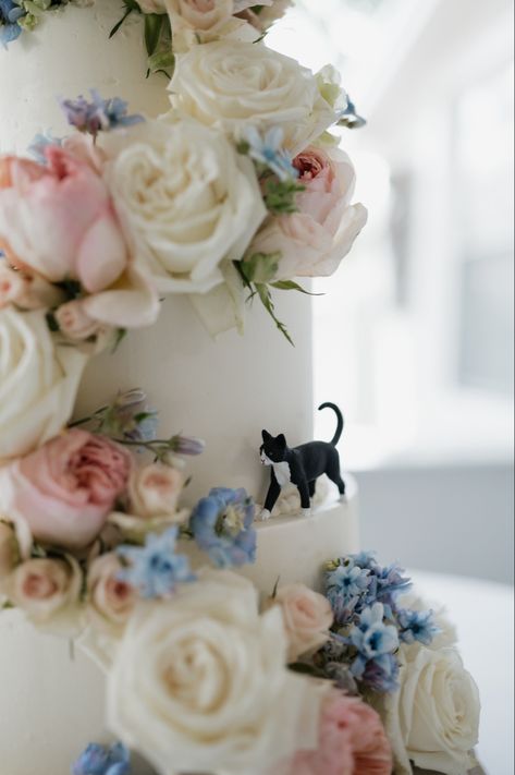 Cake toppers featuring fur babies Cats Wedding Cake, Cat Wedding Cake Ideas, Wedding Cake Toppers With Cats, Wedding Cake Toppers Cat, Cat Wedding Topper, Cat On Wedding Cake, Wedding Cake With Cat, Sandwich Wedding, Wedding Cake Topper Ideas