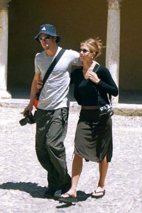 Brad Pitt And Jennifer Aniston, Brad And Jennifer, Jennifer Aniston 90s, Brad Pitt Jennifer Aniston, Brad Pitt And Jennifer, Brad And Jen, 90’s Outfits, Jen Aniston, Couple Fits