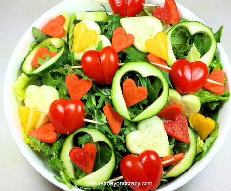 'I Heart Salad' - an easy and fun way to serve salad to your family this Valentine's Day. There's a recipe for gluten free honey mustard salad dressing included too! Happy Valentine's Day!!! <3 Valentine Salad, Honey Mustard Salad Dressing, Mustard Salad Dressing, Healthy Valentines, Diner Recept, Valentine Dinner, Valentines Day Dinner, Valentines Day Food, Salad Recipes For Dinner