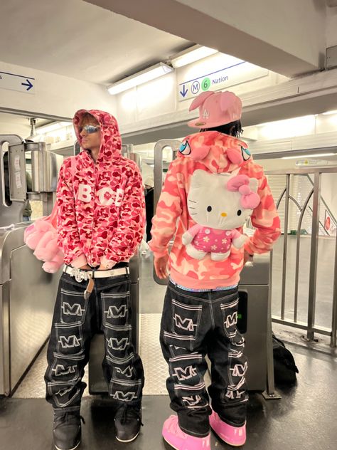 Pink And Black Outfit Men, Cyberghetto Outfits, Sanrio Streetwear, Cybery2k Outfits, Hello Kitty Boy, Y2k Fashion Street Styles, Y2k Outfits Men, Punk Style Outfits, Y2k Hello Kitty