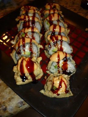 las vegas sushi roll recipe Las Vegas Roll Sushi Recipe, Deep Fried Sushi, Tempura Sushi, Fried Sushi, Sushi Recipes Homemade, Dessert Chef, Sushi Roll Recipes, Japanese Food Sushi, Roll Sushi