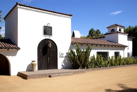 Stephen Shadley Spanish Doors, Spanish Exterior, Spanish Courtyard, Spanish Colonial Homes, Spanish Revival Home, Spanish Hacienda, Spanish Modern, Mediterranean Style Homes, Casas Coloniales