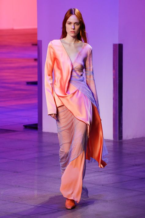 The complete Sies Marjan Fall 2018 Ready-to-Wear fashion show now on Vogue Runway. Sies Marjan, Dolly Fashion, Mode Rose, Fall Runway, Fashion Week 2018, Ombre Fashion, Fashion Weeks, Fashion Images, Fashion Fall