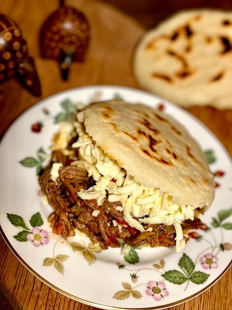 Arepas Filling Recipe, Arepa Filling Recipe, Arepa Filling Ideas, Arepas Filling, Pulled Pork Arepas, Beef Arepas, Shredded Beef Arepas, Venezuelan Shredded Beef, Arepa Filling