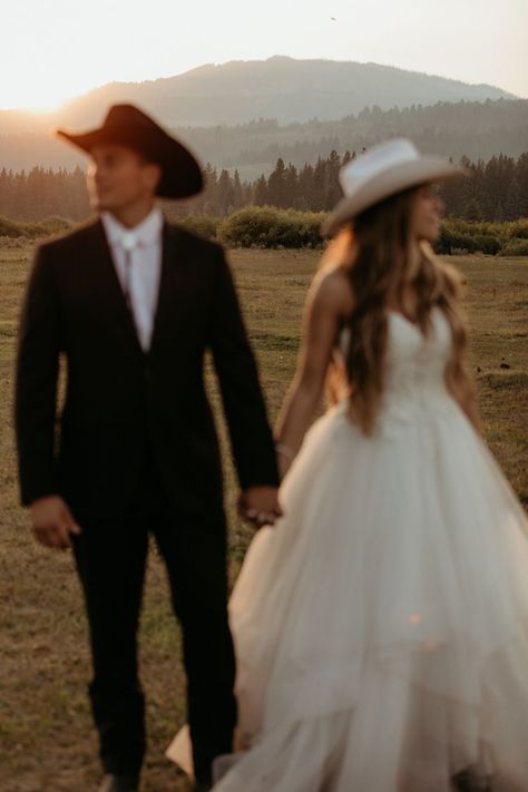 Wyoming Ranch, Country Wedding Pictures, Country Wedding Photos, Cute Country Couples, Country Western Wedding, Western Themed Wedding, Bridesmaids Shoes, Country Couples, Country Theme Wedding