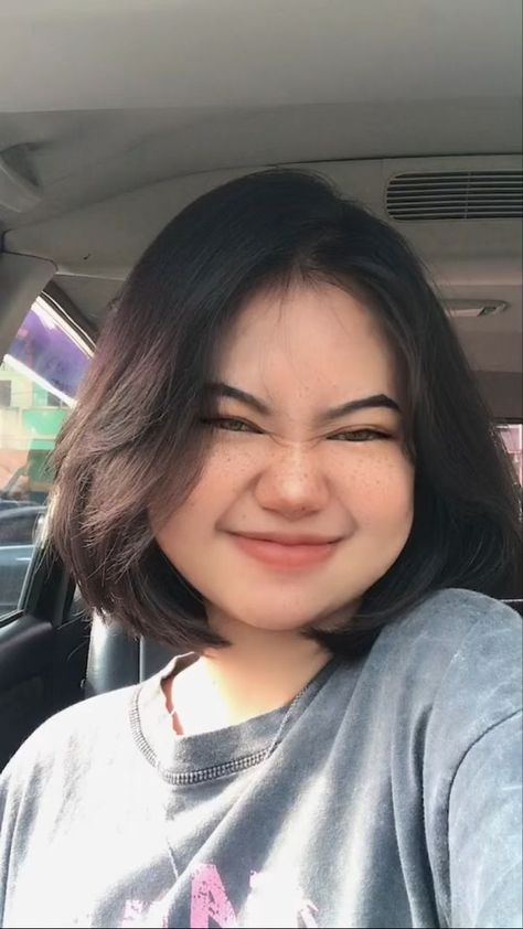 Shorthair Haircut For Round Face, Short Hair Ideas For Chubby Face, Short Hair In Round Face, Short Haircuts Plus Size, Fox Haircut Korean, Haïr Style For Fat Face, Hair Color For Round Face, Round Face Haircuts Short Plus Size, Chubby Girl Hairstyles