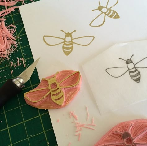 Bee Stamp Design, Bee Block Print, Hand Carved Stamps Diy, Block Printing Diy, Bee Stamp, Eraser Stamp, Gelli Printing Art, Hand Carved Rubber, Stencil Printing