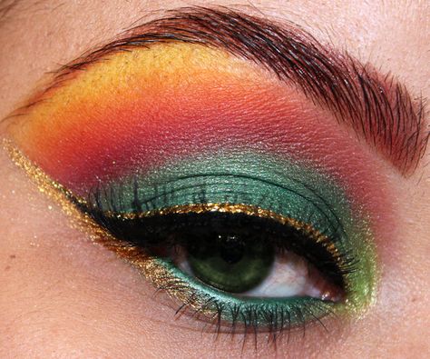 . Parrot Makeup, Crazy Eye Makeup, Eye Makeup Set, Gold Eyeliner, Dramatic Eye Makeup, Attractive Eyes, Crazy Eyes, Dramatic Eyes, Stage Makeup