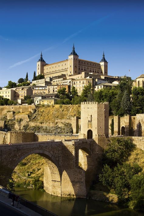 Vista de Toledo Alcazar Castle, Spain Toledo, Toledo Cathedral, Toledo Spain, Al Andalus, Europe Vacation, Beautiful Castles, Medieval Town, Spain And Portugal