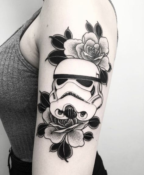 credit: @/ fran.ondo on ig Stormtrooper Tattoo, Star Wars Art Drawings, Lotr Tattoo, Learn To Tattoo, Stone Tattoo, Traditional Tattoo Inspiration, Iris Tattoo, Old School Tattoo Designs, Star Wars Tattoo