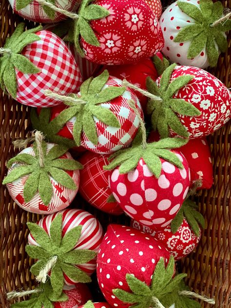 Fabric Crafts No Sew, Diy Strawberry Decorations, Spring Sewing Projects, Strawberry Crafts, Simpul Makrame, Pin Cushions Patterns, Scrap Fabric Crafts, Small Sewing Projects, Handmade Kids