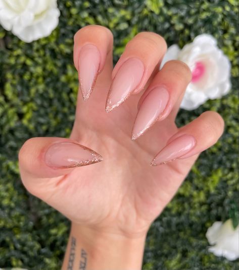 Stiletto nude rose gold glittery nails Nude Stilletos Nails, Nude Stiletto Nail Designs, Stiletto Glitter Nails, Glittery Nude Nails, Nude And Rose Gold Nails, Nude Stiletto Nails, Gold Glittery Nails, Gold Stiletto Nails, Matte Stiletto Nails