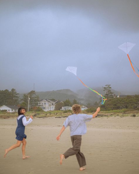 lets fly kites on the beach🪁 #777luckyfish #authenticlovemag #cityports #emotionsurfers #theromanticsclub #dirtybootsandmessyhair #iowaphotographer Kite Making For Kids, Kite Beach, Kites Flying, Flying Kites, Kite Making, Shooting Ideas, Kite Flying, 25th Birthday, Fall Party