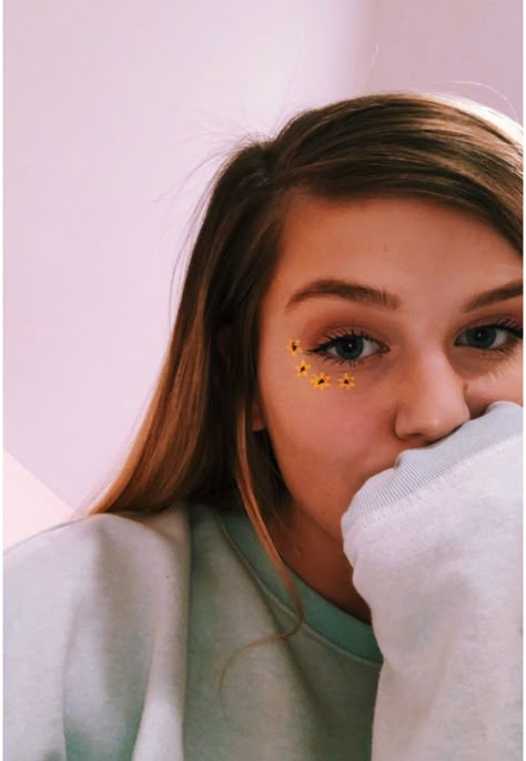 @910lilyy🍂 Sunflower Makeup, Leg Painting, Leg Art, Skin Paint, Flower Makeup, Face Art Makeup, Hair Streaks, Artsy Pictures, Grunge Nails