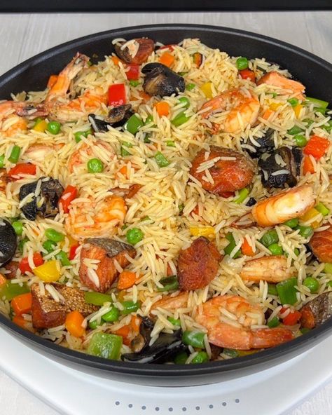 Fish Fried Rice Recipes, Seafood Fried Rice Recipes, Chinese Pork Belly Recipe, Nigerian Snacks, Friend Rice, Crab Fried Rice, Seafood Fried Rice, Nigeria Food, African Recipes Nigerian Food