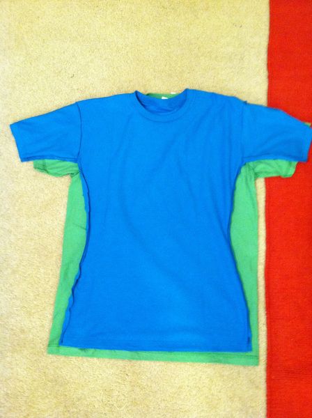 Upcycle Too Big Tshirt, How To Alter Shirts That Are Too Big, Resize Clothes, How To Shorten A Tshirt, How To Alter A T Shirt, Tshirt Too Big, Tshirt Redesign, Shirt Too Big Hacks, Altering Shirts