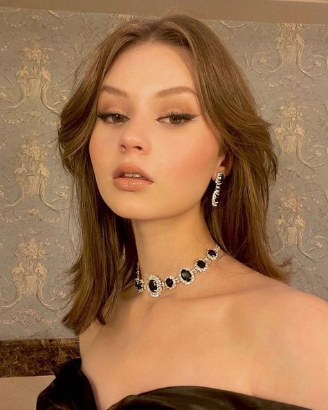 Soft Features Makeup, Makeup Hollywood Glamour, Hollywood Glamour Makeup, Old Money Makeup, Money Dress, Fashion Design Classes, Formal Makeup, Old Makeup, Elegant Makeup