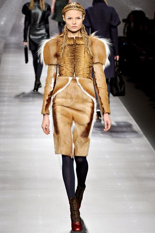 Prehistoric Inspired fashion - Fendi Fall 2011 Fendi Fur, Fur Dress, Europe Fashion, Big Fashion, Vogue Paris, Pocahontas, Milan Fashion Week, Couture Fashion, New York Fashion Week