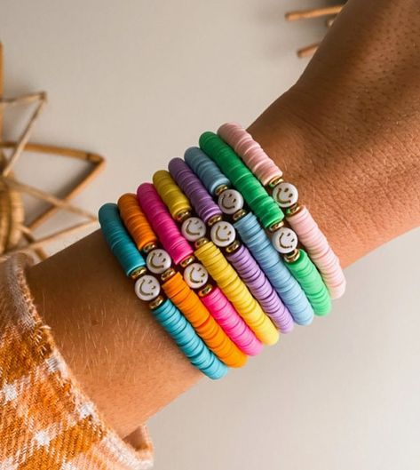 Make Clay Beads, Heishi Bracelet, Preppy Bracelets, Polymer Clay Bracelet, Bead Charms Diy, Clay Bracelet, Diy Bracelet Designs, Beads Bracelet Design, Heishi Beads