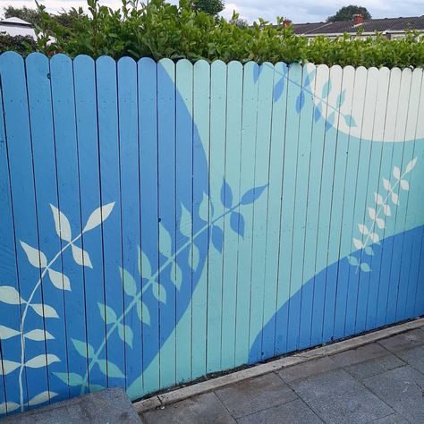 Fence Mural Ideas Backyards, Fence Mural Ideas, Fence Ideas Garden, Backyard Makeover Ideas, Painted Fence, Exterior Murals, Garden Fence Ideas, Outdoor Fence, Garden Fence Art