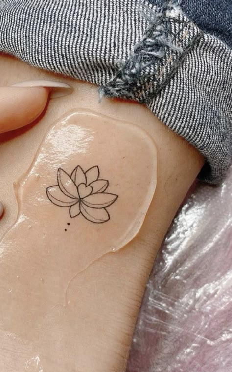 Heart Lotus Tattoo, Fineline Tattoo Ideas, Small Lotus Tattoo, Fine Line Tattoo Ideas, Small Foot Tattoos, Line Tattoo Ideas, Basic Tattoos, Fineline Tattoo, Tattoos With Kids Names