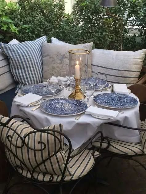 Lunch in the garden Plates And Silverware, Tafel Decor, Dekorasi Kamar Tidur, Outdoor Balcony, Enchanted Home, Cool Ideas, Al Fresco Dining, White Decor, Outdoor Rooms