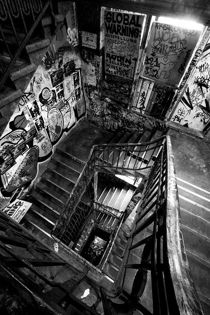 Urban art set upon classic design. Foto Scale, Street Photography Urban, Stair Well, Urban Graffiti, Art Tumblr, Black And White Photograph, Black And White Aesthetic, Grunge Photography, Location Photography