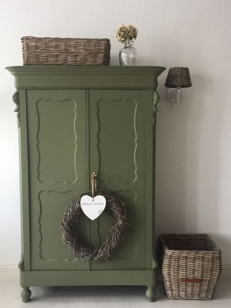 Inspiratie voor: kast verven met krijtverf - My Industrial Interior Green Painted Furniture, Water Based Wood Stain, General Finishes Milk Paint, Modern Industrial Decor, Living Vintage, Living Room Red, Industrial Interior Design, Style Deco, Living Room Green