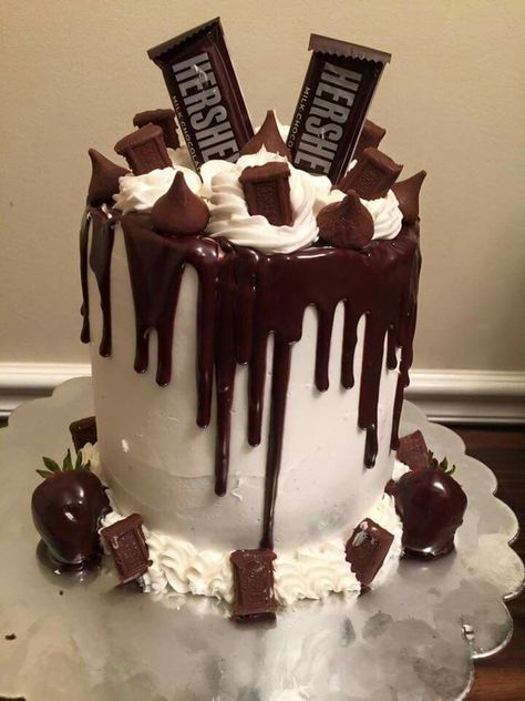 Chocolate Hershey cake covered with Hershey chocolate ganache and white butter cream icing!😍😍😍 it looks yummy Hershey Birthday Cake, Hersey Bar Cake, Hershey Kiss Cake, Hersheys Cake, Cookies And Creme Cake, Hershey Bar Cakes, Hershey Cake, Creme Cake, Chocolate Hershey