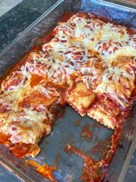 Cheese Ravioli Bake, Frozen Ravioli Bake, Frozen Ravioli Recipes, Ravioli Dinner Ideas, Beef Ravioli Recipe, Macaroni Dishes, Cheese Ravioli Recipe, Baked Ravioli Casserole, Baked Ravioli Recipe