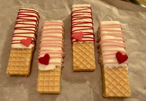 Waffer Chocolate Stick, Chocolate Covered Wafers, Dipped Wafers, Sugar Wafers, Bake Sale Desserts, Chocolate Business, Valentine's Candy, Vendor Ideas, Valentine Cookies Decorated