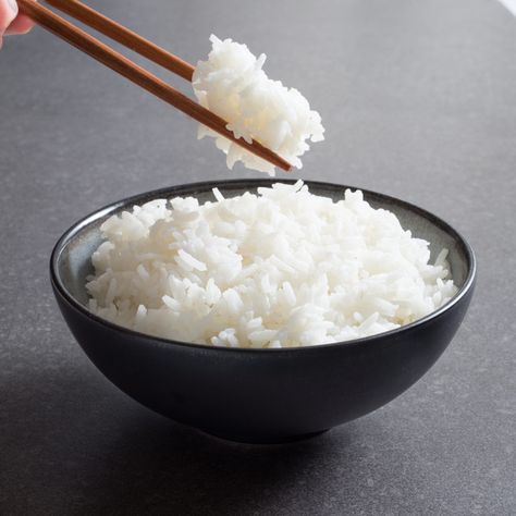 The rice served in Chinese restaurants is soft enough to soak up savory sauces and sticky enough to be picked up with chopsticks. Chinese White Rice Recipe, Sticky White Rice Recipe, Chinese White Rice, White Rice Dishes, Chinese Rice Recipe, Chopsticks Food, Ground Beef And Cabbage, White Rice Recipes, Parmesan Risotto